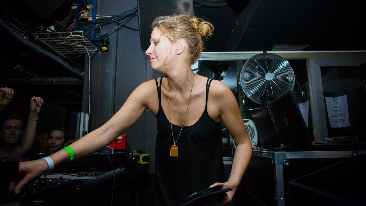 U FEEL: Sonja Moonear