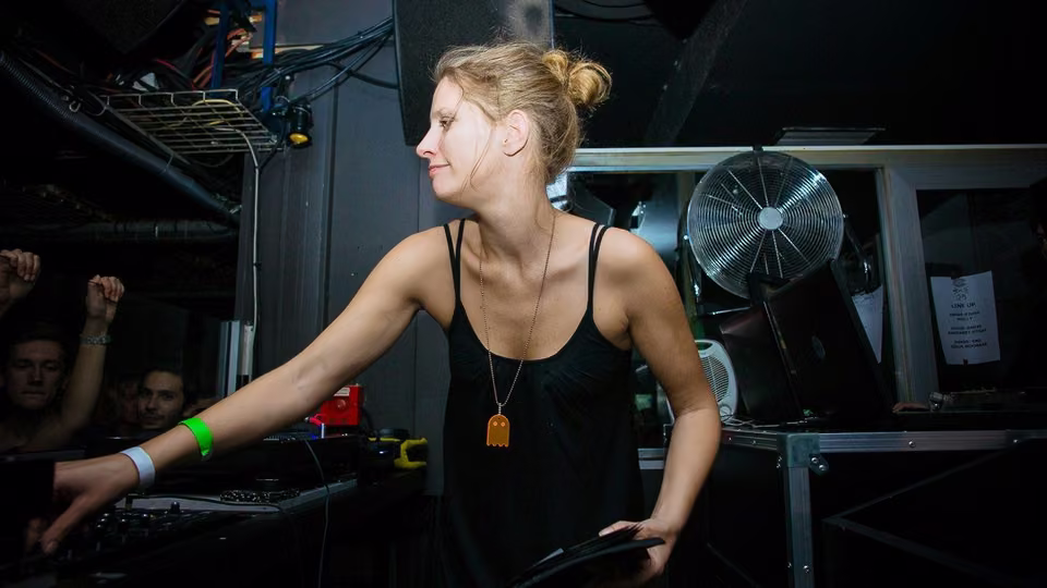 U FEEL: Sonja Moonear