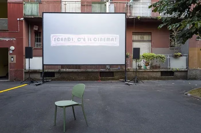 Scendi c’è il Teatro: Toponomastica